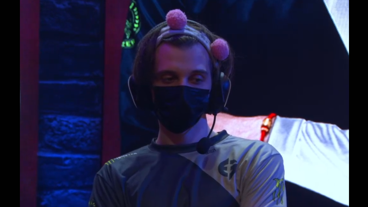Arteezy gets a one match ban at the ONE Esports Singapore Major for his questionable hairband